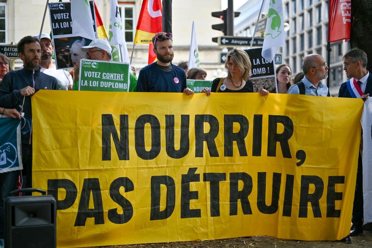 Près d’1,5 million de signatures contre la loi Duplomb : face au naufrage des politiques, le rebond citoyen
