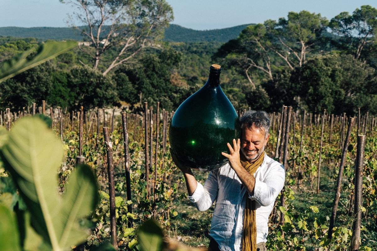 Christophe a bâti lui-même son domaine viticole : « J’avais besoin de me reconnecter à la nature en tissant un lien direct avec elle »