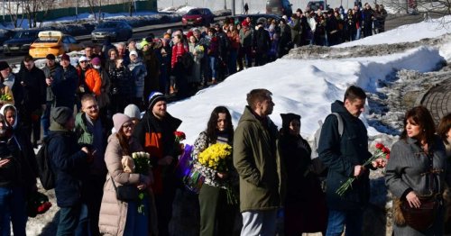 La tombe de Navalny à Moscou disparaît sous les fleurs, une foule continue à lui rendre hommage