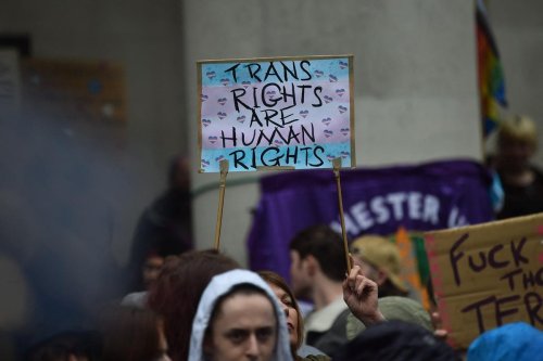 Les femmes transgenres interdites de compétitions de football féminin en Angleterre et en Ecosse