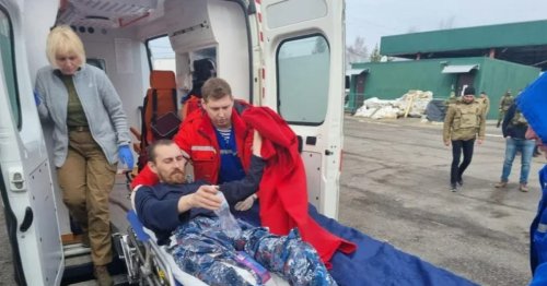 Ukraine hands over wounded prisoners to Russia - Look at these photos
