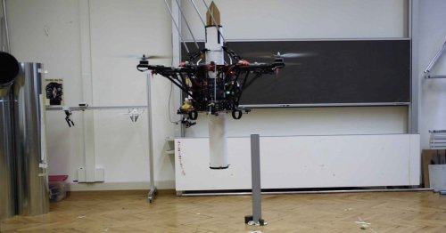 Швейцарцы научили дрон насаживаться на стержни и переносить их по воздуху