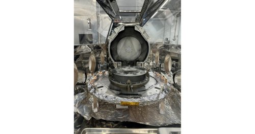 NASA достало контейнер с грунтом астероида Бенну из возвращаемой капсулы станции OSIRIS-REx