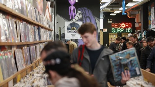 Vinyl records outsell CDs for the first time since 1987