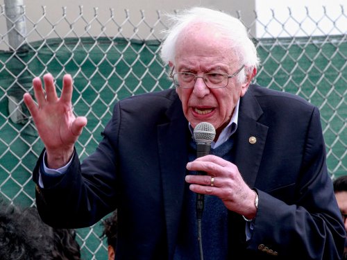Sen. Bernie Sanders calls on DOT to start fining airlines for disrupted flights