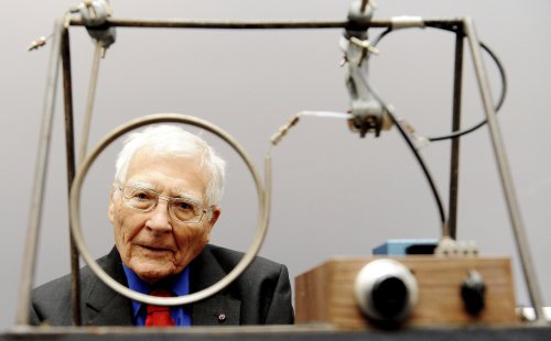 James Lovelock, who theorized that Earth is a living organism, dies at 103