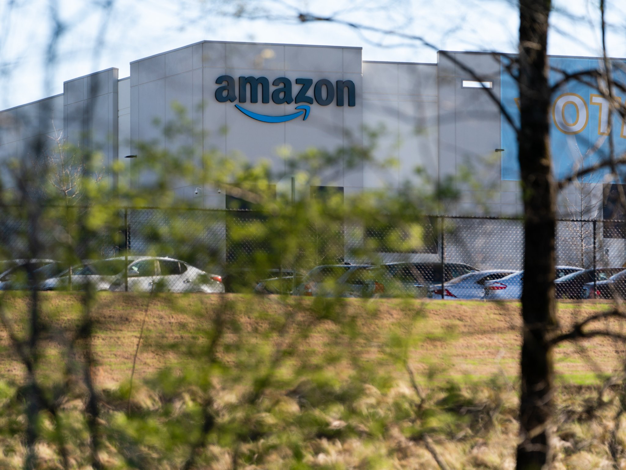 Amazon warehouse workers get to re-do their union vote in Alabama