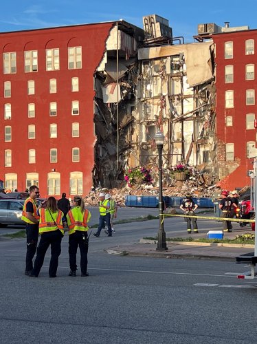 8 people were rescued after the partial collapse of an apartment building in Iowa