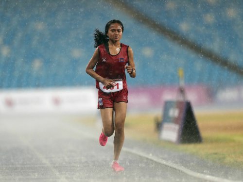 She finished last, but this runner won fans for not giving up in a ...