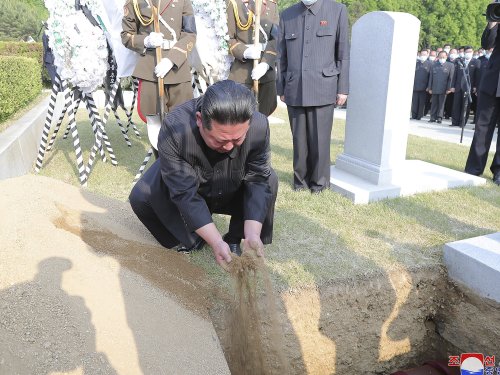 Kim and other N. Koreans attend large funeral amid COVID worry