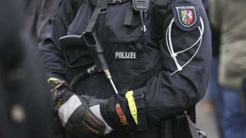 Razzia nach Überfall auf Schalke-Fans: Messer gefunden