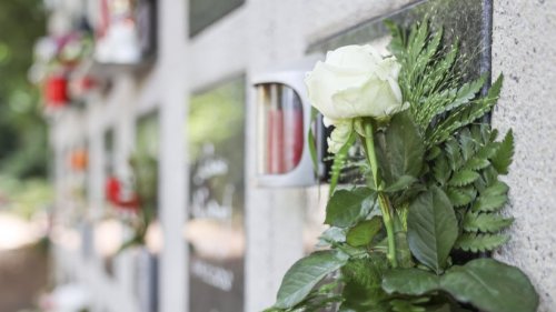 Grabschänder bricht Urnenfach auf Dinslakener Friedhof auf