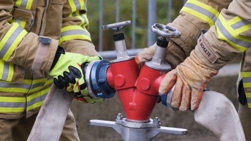 Feuerwehr Duisburg löscht Brand an Grundschule in Walsum