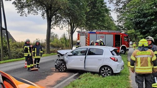 Verkehrsunfall: Autos stoßen auf B9 in Bedburg-Hau zusammen