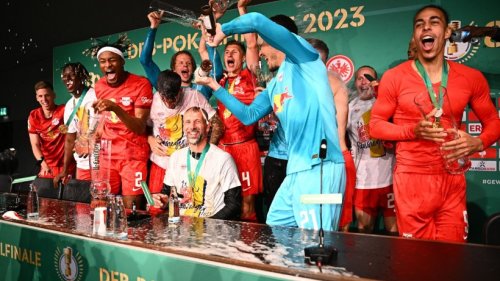 Leipziger Pokalsieger stürmen Pressekonferenz