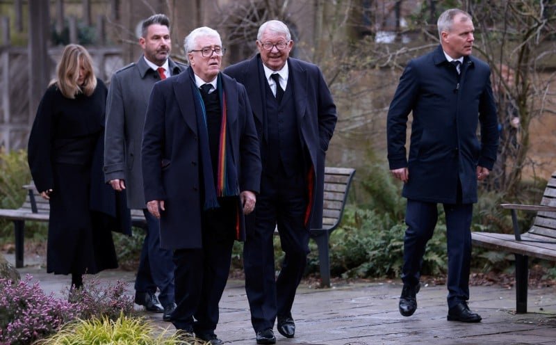 Man Utd greats gather to pay final respects to Denis Law