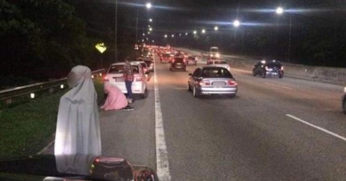 Viral photo of people praying next to highway resurfaces