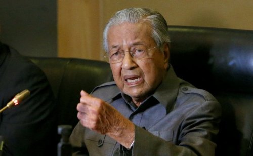 Prioritise Bahasa Malaysia on signboards says Tun M