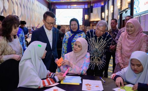 300 Selangor welfare home children treated to shopping and a 'royal touch'
