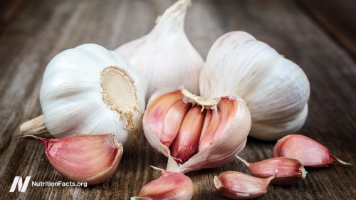 Fighting Cancer and the Common Cold with Garlic | NutritionFacts.org