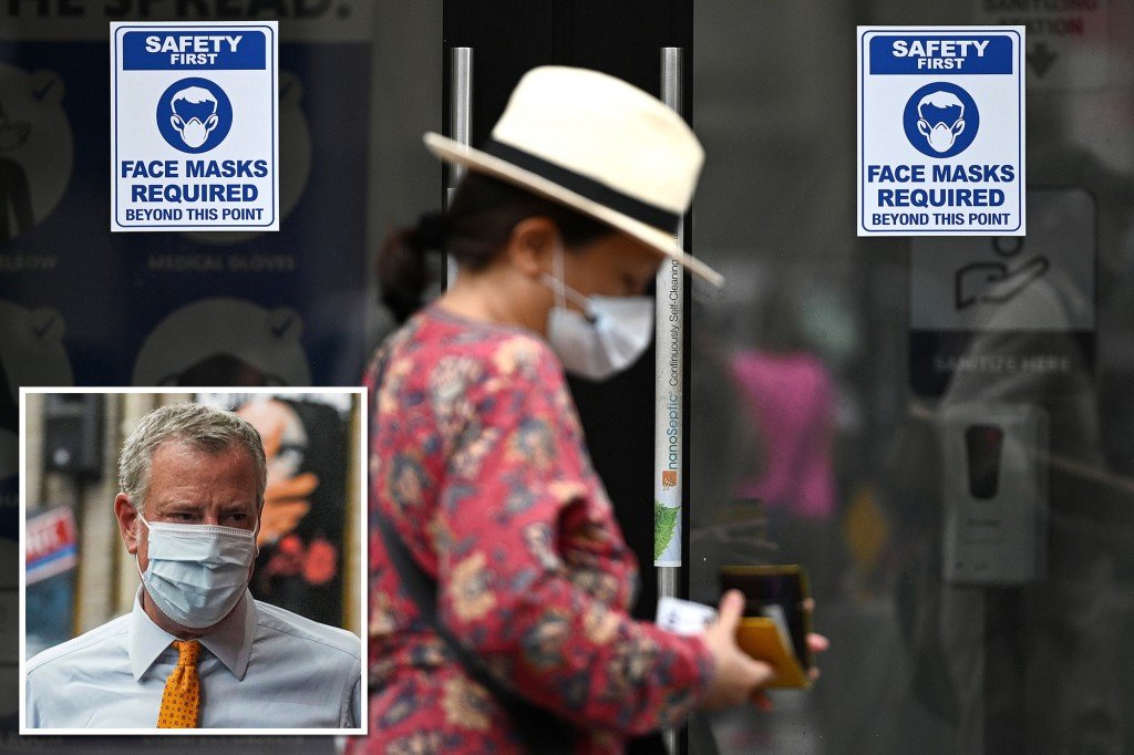 Mayor de Blasio reinstates mask advisory as NYC braces for Omicron