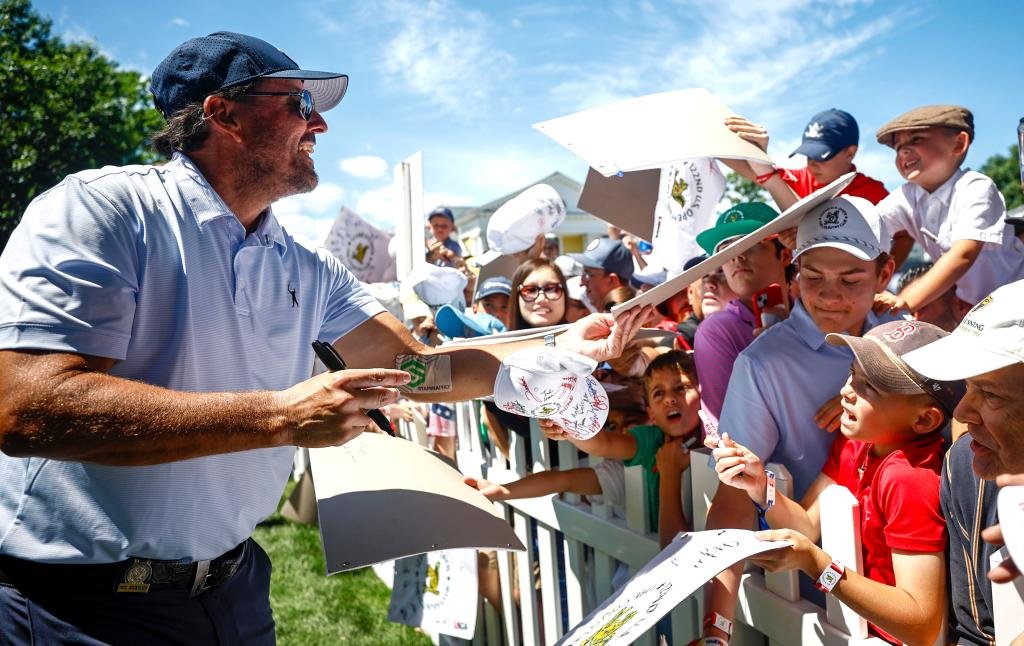 Phil Mickelson as popular as ever at US Open: ‘Monster ovation’
