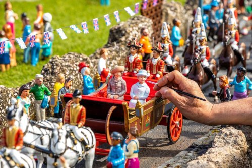 Miniature re-creation of Queen Elizabeth’s Jubilee parade is a big marvel