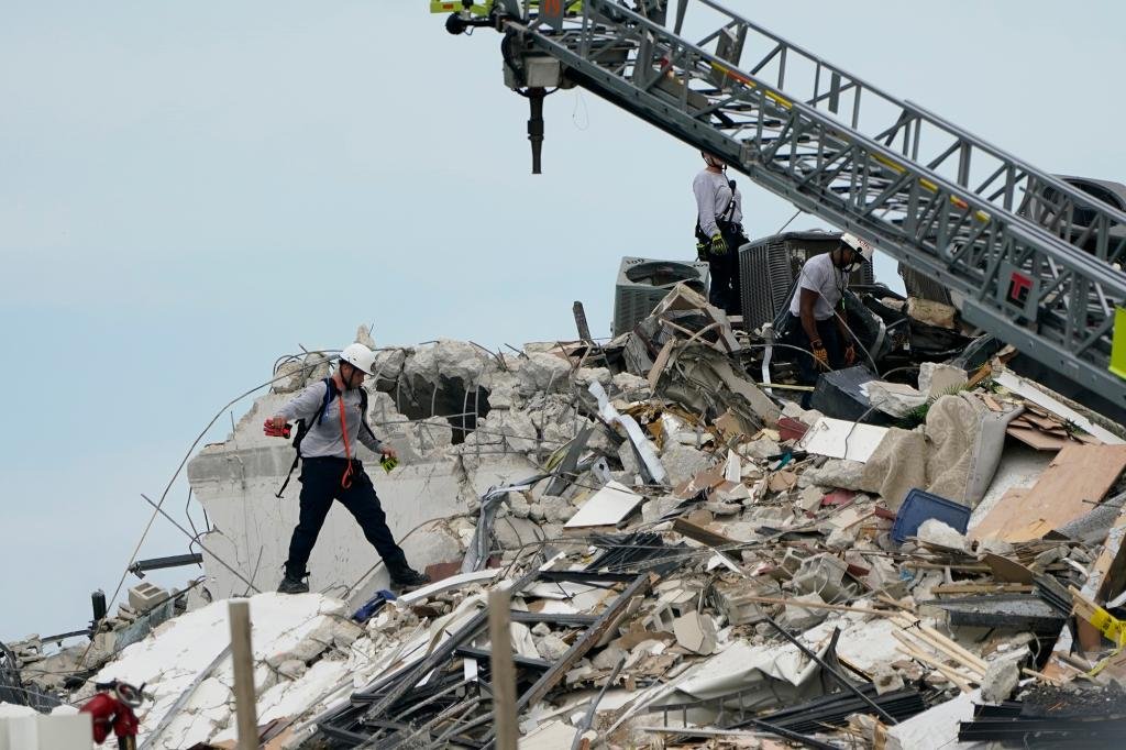‘Banging’ sound detected in rubble of collapsed Florida condo building