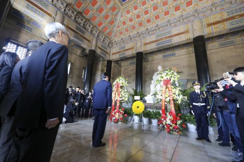 Sun Yat-sen’s Tomb First Stop by Ex-President of Free China on Tour of Mainland