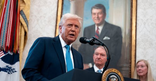 Trump Offers Private Dinner to Top 220 Investors in His Memecoin