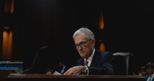 Risk of Financial Panic Tempers Trump on Firing Powell