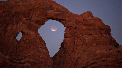 Lawsuit after Ugandan tourist beheaded by Utah attraction - NZ Herald
