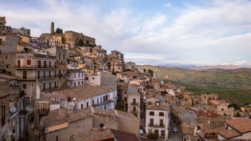 Italian town of Cammarata giving away free houses to lure new residents