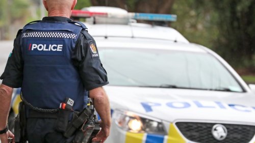 South Auckland police sergeant chases down group of kids, boards bus, to stop getaway