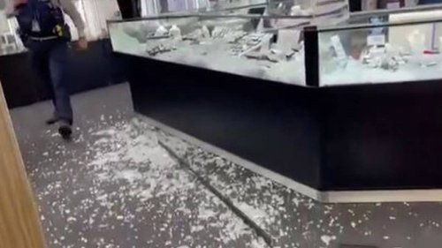 Smash and grab: Robbery at South Auckland jewellery store