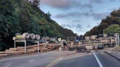 State Highway 1 blocked near Taupō after logging truck rolls, no injuries reported