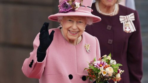 Daniela Elser: Buckingham Palace shrouded in secrecy amid Queen's health drama - NZ Herald