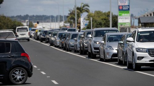 Covid 19 coronavirus: Carpark 'shambles' sees 81-year-old denied vaccine - NZ Herald
