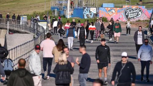 Covid 19 coronavirus: Sydney residents flock to Bondi Beach, bars despite lockdown - NZ Herald