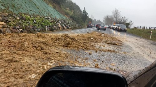 Weather live updates: Severe thunderstorm warning for Auckland, slip blocks SH1 in Brynderwyn Hills, Wayne Brown urges vigilance