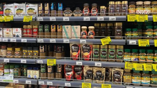 Russische Supermärkte sind immer noch voller Nestlé-Produkte – wie passt das zu den Ankündigungen des Konzerns?
