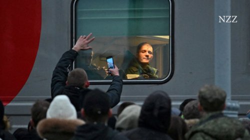 Die russischen Sklaven steigen brav in den Bus. Der Priester schwenkt sein Weihrauchfass, singt etwas und segnet die frisch Rekrutierten zum Töten und Getötetwerden