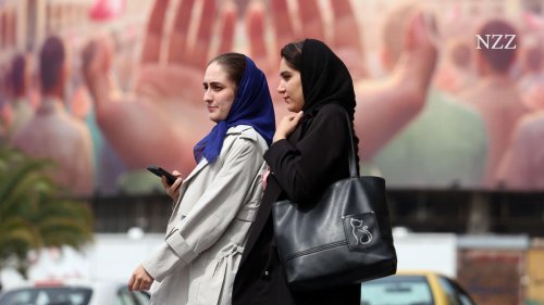 Iranische Männer bewarfen kürzlich einen Mullah, der eine Frau ohne Kopftuch drangsalierte, mit Joghurt – diese Solidarität ist neu