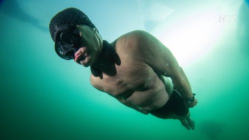 Peter Colat holt tief Luft und bleibt acht Minuten unter Wasser – unter dem Eis stellt er einen letzten Tauch-Weltrekord auf
