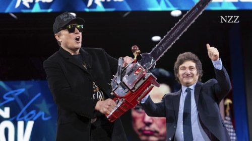 «Chainsaw!», jubelt Elon Musk und schwingt die Motorsäge des Künstlers Tute Di Tella. Dieser baut jetzt auch eine für Donald Trump