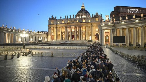 Tod des Papstes: Tausende versammeln sich vor Petersdom zu Trauerfeier für Franziskus +++ Vatikan veröffentlicht Details zum Grab von Franziskus
