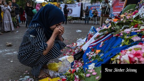 In Indonesien gerät die Polizei wegen der 131 Toten nach einem Fussballmatch in die Kritik. Gegen zahlreiche Polizisten sind Ermittlungen eingeleitet worden