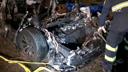 Unfallermittler: Datenspeicher von Tesla bei rätselhaftem Crash beschädigt
