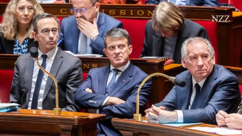 Streit, Widersprüche und ein Skandal: Der Stuhl des französischen Regierungschefs wackelt bedrohlich