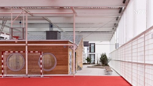 Ein Schulhaus zwischen Tankstelle, Bahngleis und Autobahn: Wie Planer im dicht bebauten Zürich-Manegg Freiräume für Kinder geschaffen haben